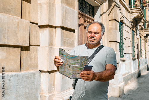 Slika na platnu Tourist man on the street looking map wondering where he should go