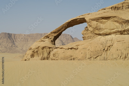 Okno skalne na pustyni Wadi - rum. Jordania.