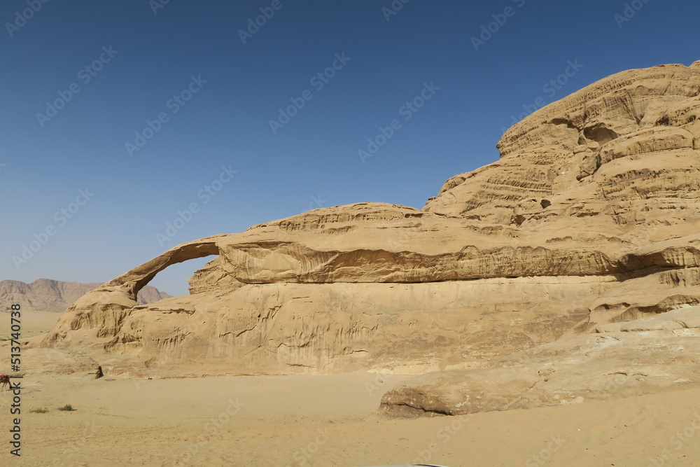 Skalne okno na pustyni Wadi-rum Jordania Skalne okno na pustyni Wadi-rum Jordania