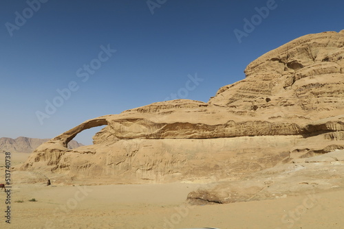 Skalne okno na pustyni Wadi-rum Jordania