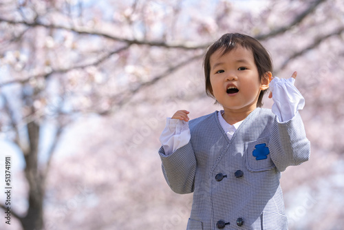 桜と入園式の女の子