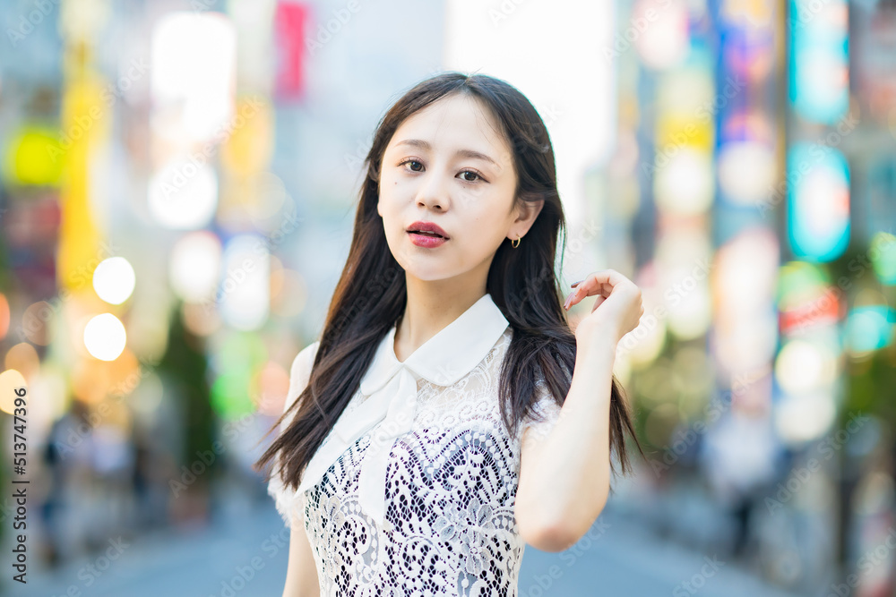 Obraz premium 繁華街でのポートレート