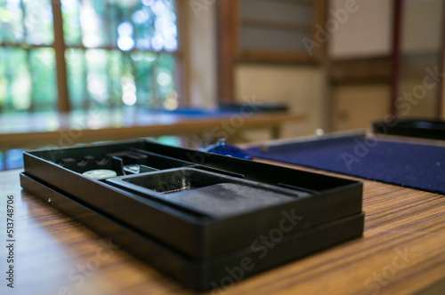 京都 長楽寺の机の上の書道道具