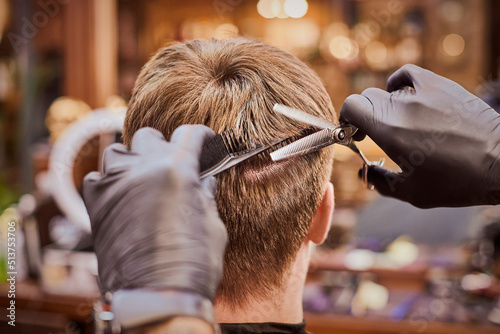Foto Male haircut in barbershop close up, client getting haircut by hairdresser with