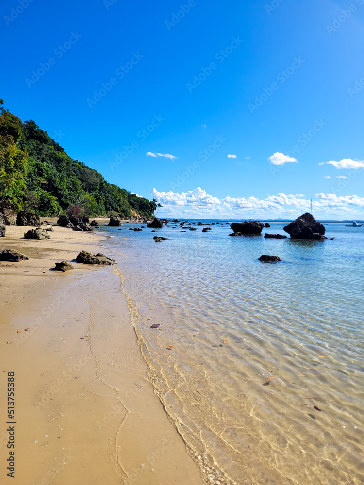 Naklejka premium Beautiful beach with rocks in Gamboa da Bahia, Brazil