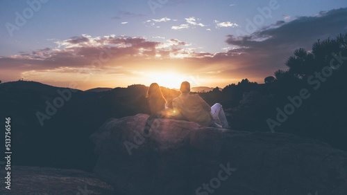 Foto Pareja de enamorados haciendo un picnic en plena naturaleza y disfrutando del at