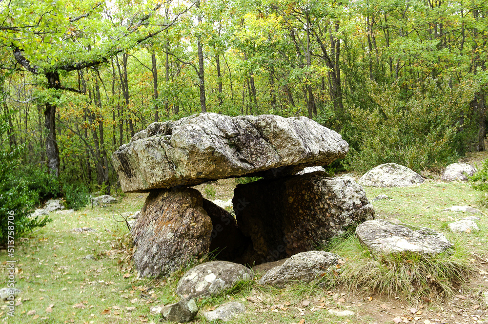 Dolmen de Cornudella.(Dolmen de la cabaneta del Forno)Bosque de Transás.Pirineo Aragones.Huesca.España. Dolmen de Cornudella.(Dolmen de la cabaneta del Forno)Bosque de Transás.Pirineo Aragones.Huesca.España.