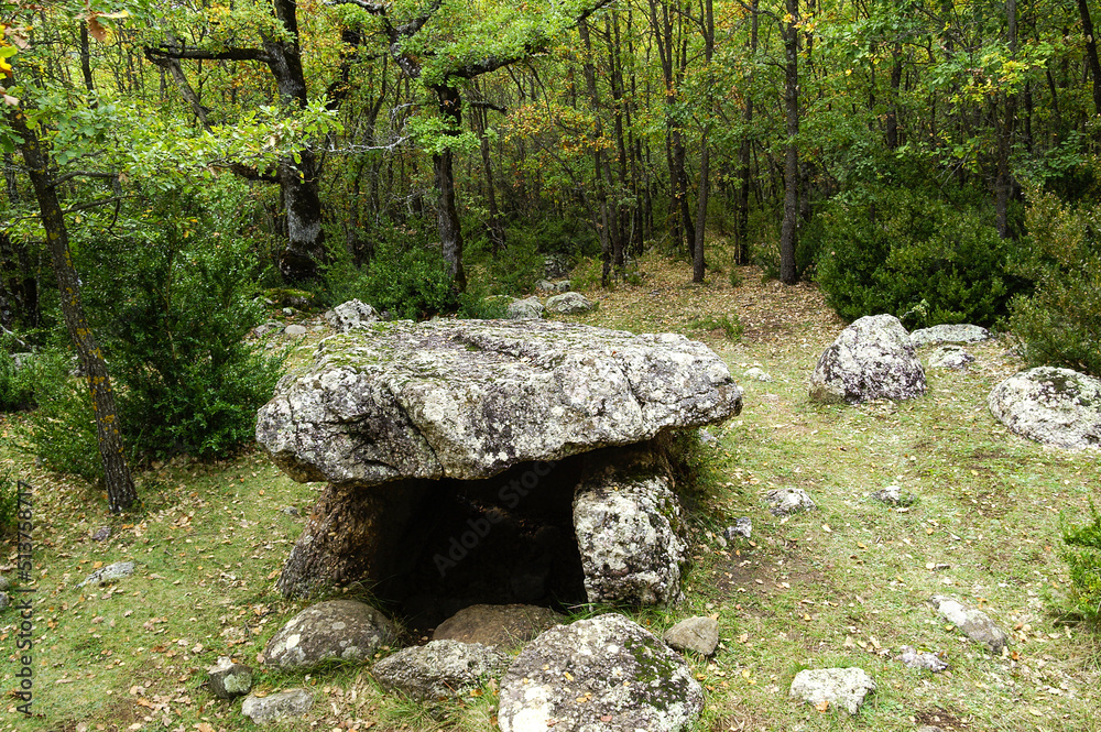 Dolmen de Cornudella.(Dolmen de la cabaneta del Forno)Bosque de Transás.Pirineo Aragones.Huesca.España. Dolmen de Cornudella.(Dolmen de la cabaneta del Forno)Bosque de Transás.Pirineo Aragones.Huesca.España.