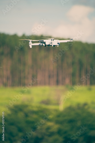 drone voando entre as arvores - drone isolated in the air - dji