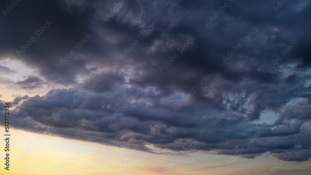 Naklejka premium Dichte Regenwolken