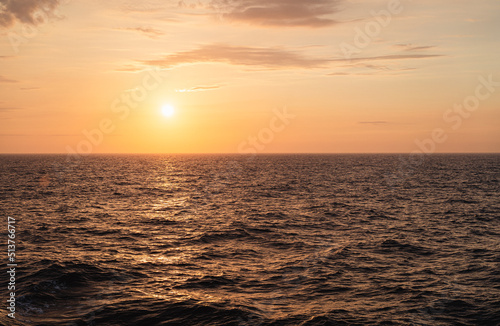 Atardecer en el medio del oceano 