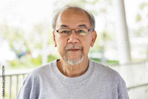 Foto Portrait of old asian man with grey hair and beard