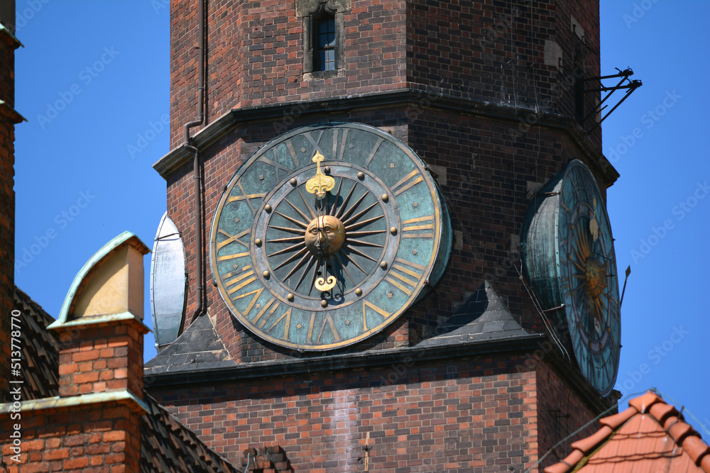 Stary zegar słoneczny na wieży ratusza we Wrocławiu w rynku. - obrazy, fototapety, plakaty 