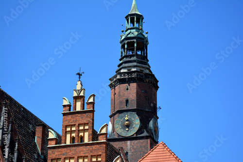 Stary zegar słoneczny na wieży ratusza we Wrocławiu w rynku.