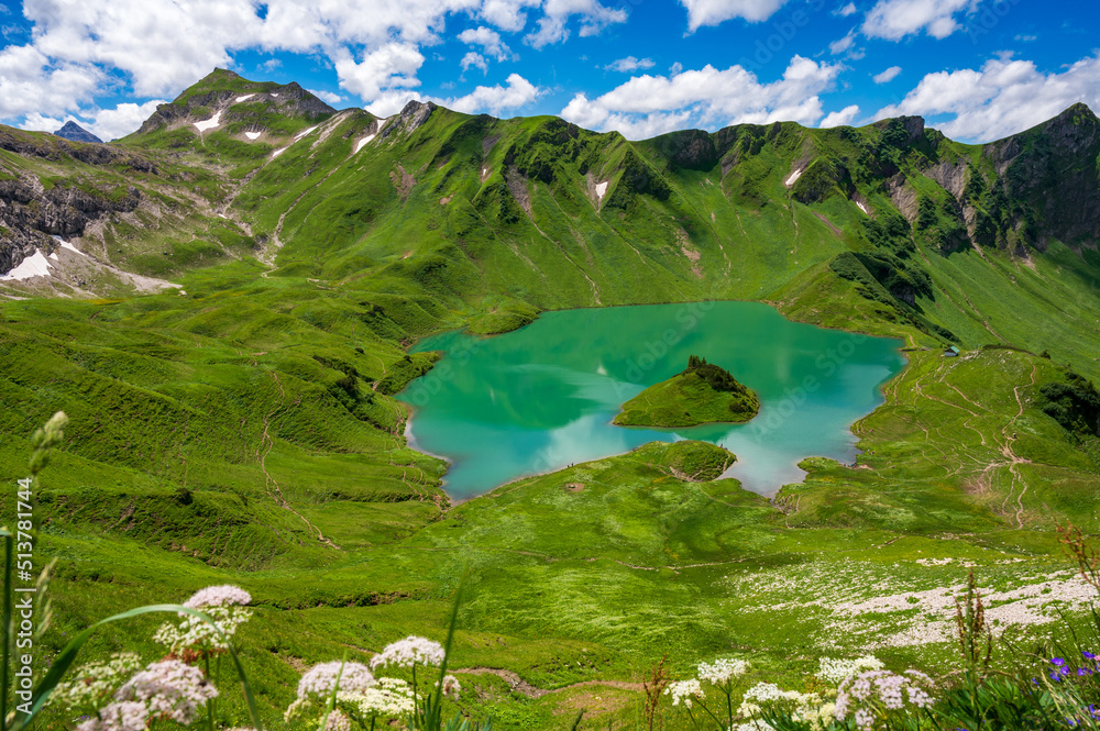 Blick auf Schrecksee im Sommer mit Alpenwiese im Vordergrund Schrecksee, Kirchendachsattel