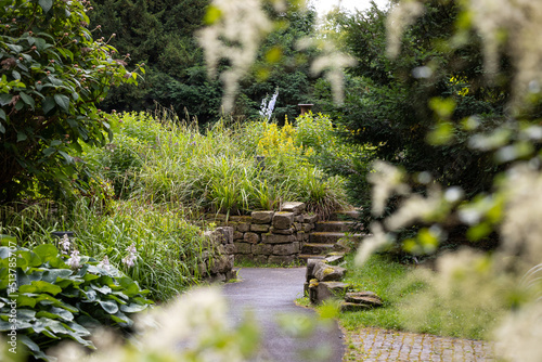 Natursteinmauer und Treppe in einem Park photo