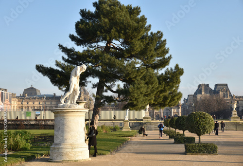 Statue du jardin des Tuileries à Paris. France photo