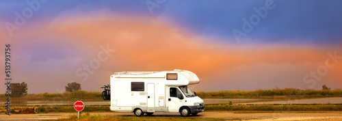Foto motorhome at sunset on the road
