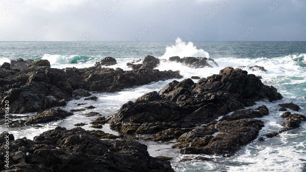 Obraz premium Waves crash on Ucluelet coast