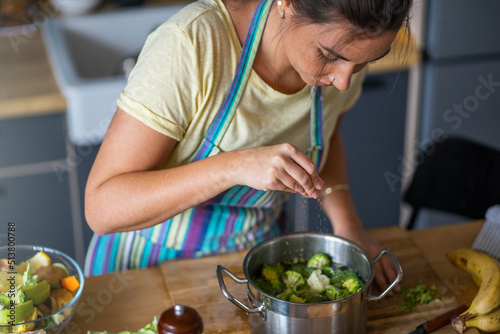 Young woman preparing healthy lunch