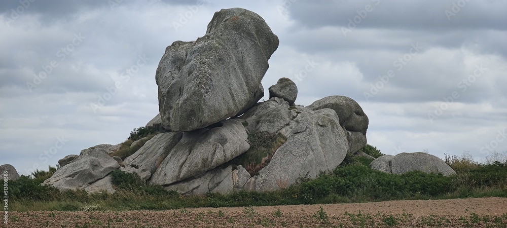 Stein in Schräglage in der Bretagne