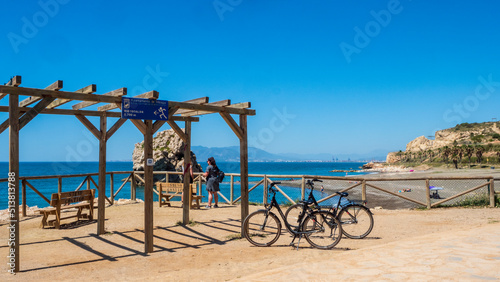 Turistas en la costa de Málaga con sus bicicletas