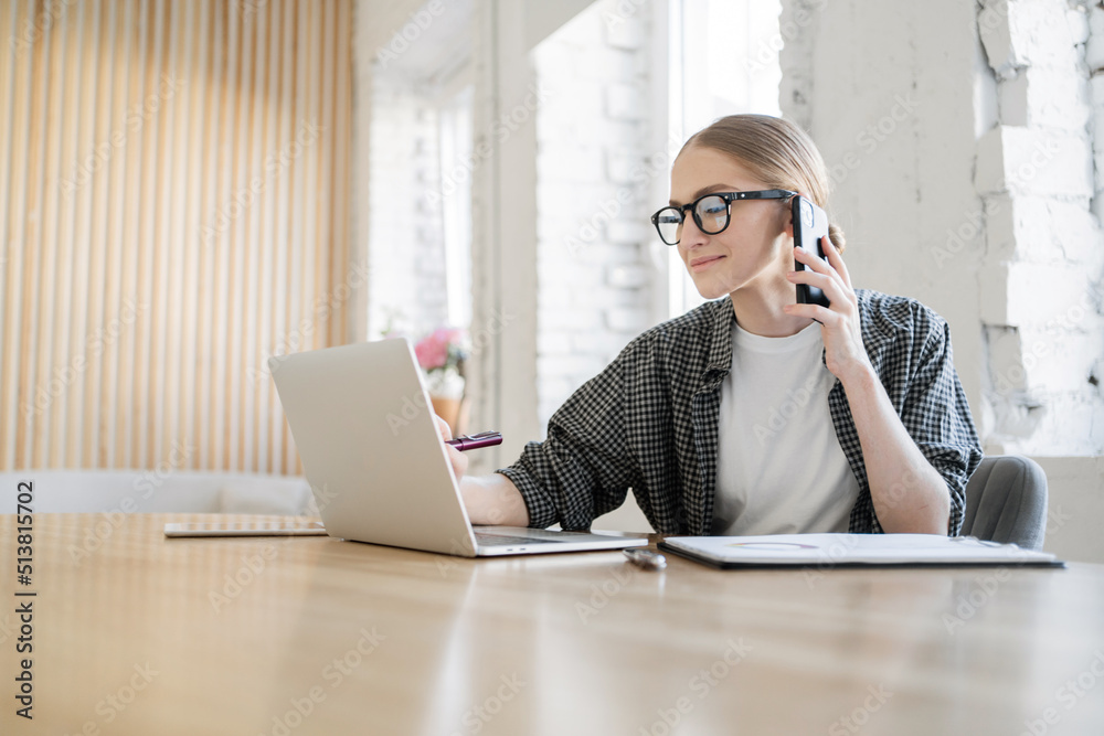 A female programmer works, uses a laptop, makes a report to a programming company