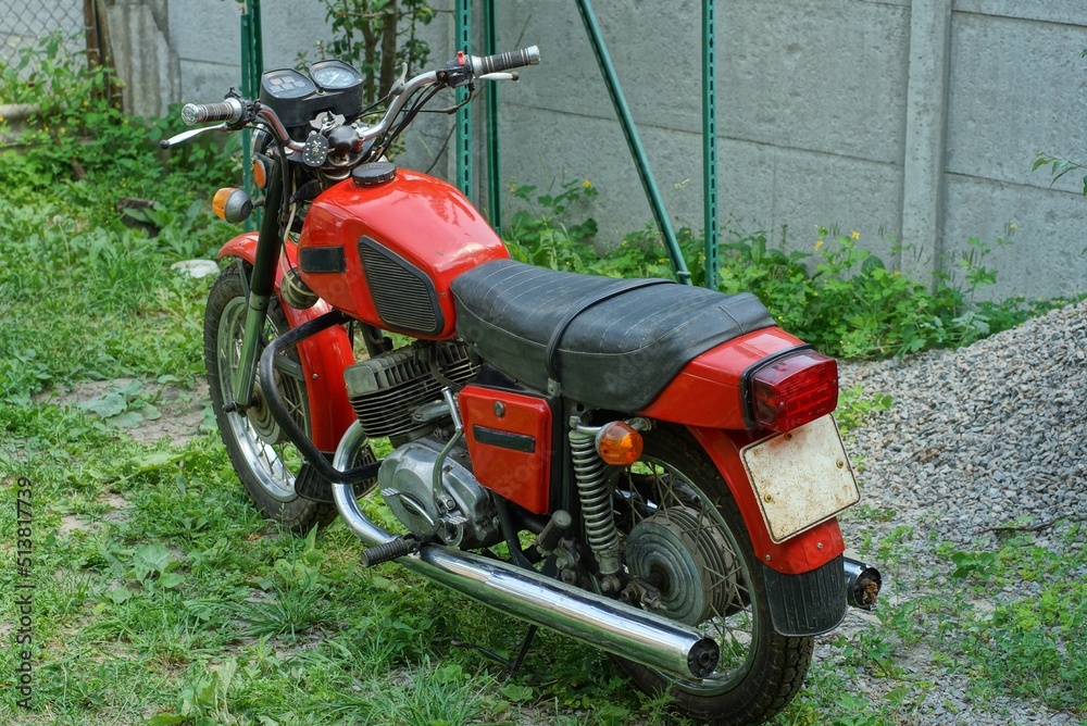 Fototapeta premium bike, chrome, city, classic, colorful, concrete, design, detail, drive, engine, extreme, fence, freedom, grass, history, machine, metal, model, moto, motor, motorbike, motorcycle, old, old-fashioned, 