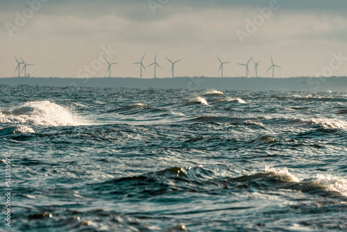 wiatraki nad falami morze energia odnawialna wzburzone morze wiatr photo