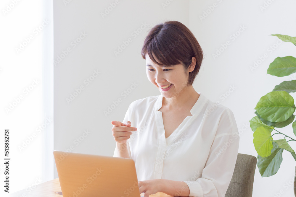 パソコンを操作する笑顔の女性