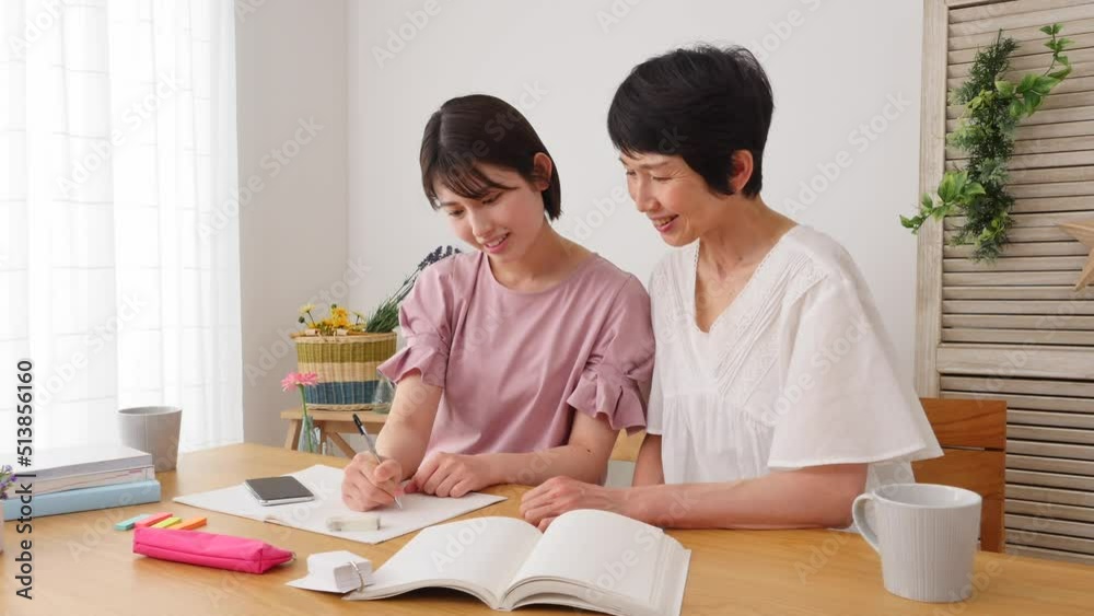 自宅で母親と勉強する娘