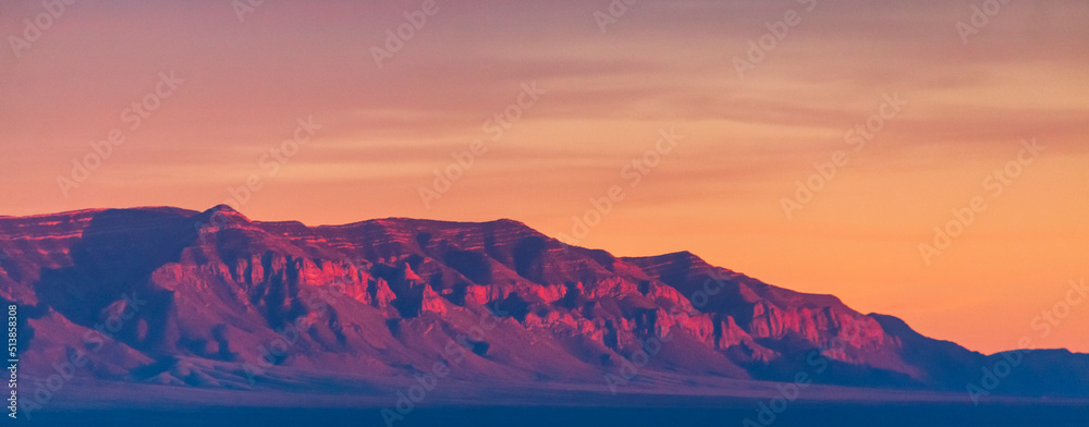 Naklejka premium Fiery sunset illuminating the rocky mountains in New Mexico