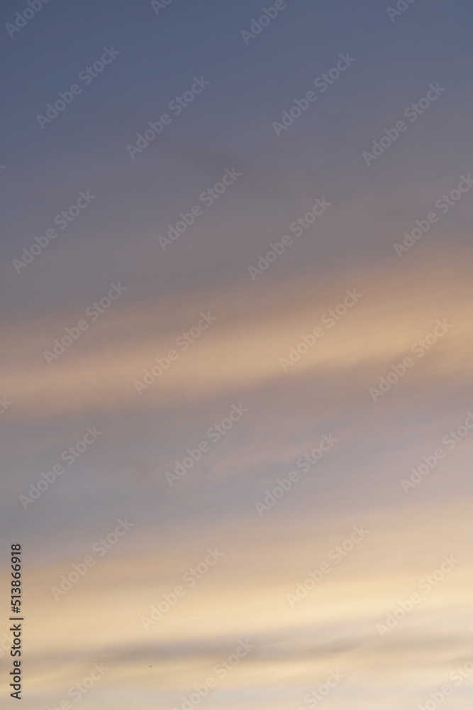 Schönes Wetter mit Sonnenuntergang und hoch liegender Bewölkung durch Zirren