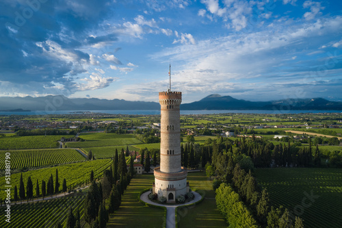 Foto Tower of San Martino della Battaglia in the background blue sky, vineyards, Lake Garda, Italy