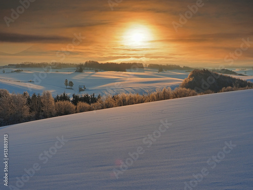 極寒の絶景：幻想的に輝く早朝の美瑛の丘