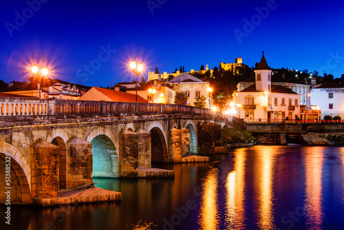 puente romano sobre el rio Nabao y castillo templario, Tomar, distrito de Santarem, Medio Tejo, region centro, Portugal, europa © Tolo