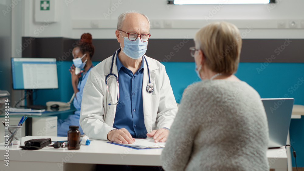 Obraz premium Male doctor doing checkup consultation with sick woman in hospital clinic, having conversation about health care system. Examination appointment to find disease diagnosis at annual visit.