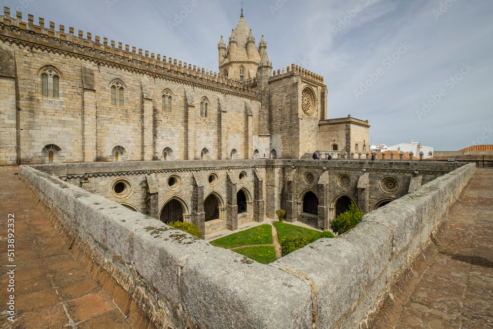 turistas en la terraza superior, catedral de Évora,  Basílica Sé Catedral de Nossa Senhora da Assunção, Évora, Alentejo, Portugal