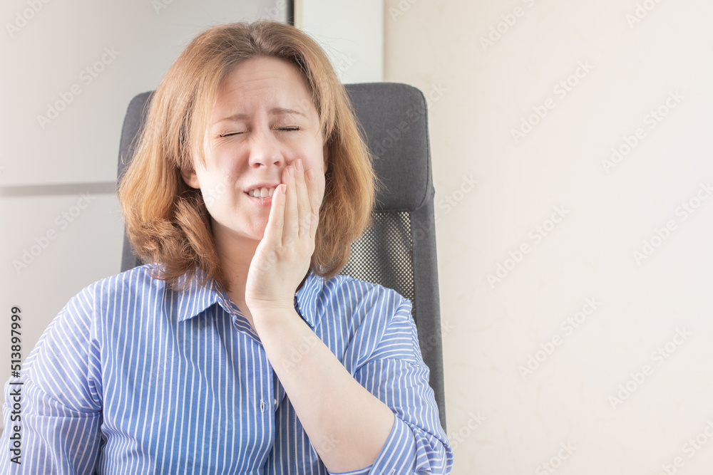 tooth pain, toothache, diseases of the oral cavity, a woman with flux or caries suffers, suffers from pain tooth pain, toothache, diseases of the oral cavity, a woman with flux or caries suffers, suffers from pain