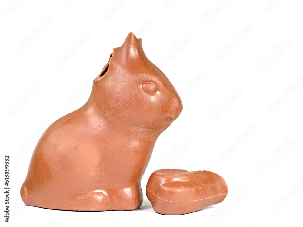 Zerbrochener Schokoladenhase vor weißem Hintergrund Stock Photo | Adobe  Stock