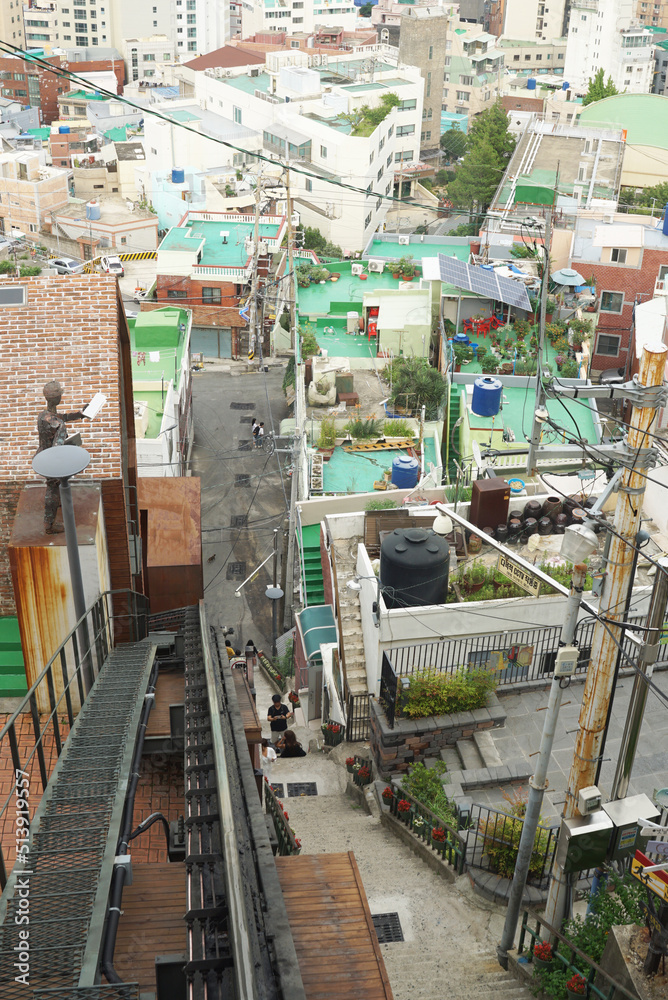高い階段の上から見える釜山住宅街・韓国旅行スポットのイバグ