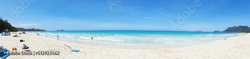 ハワイの海水浴場青空と砂浜ビーチ・パノラマ写真(サンドビーチ) © Usagi