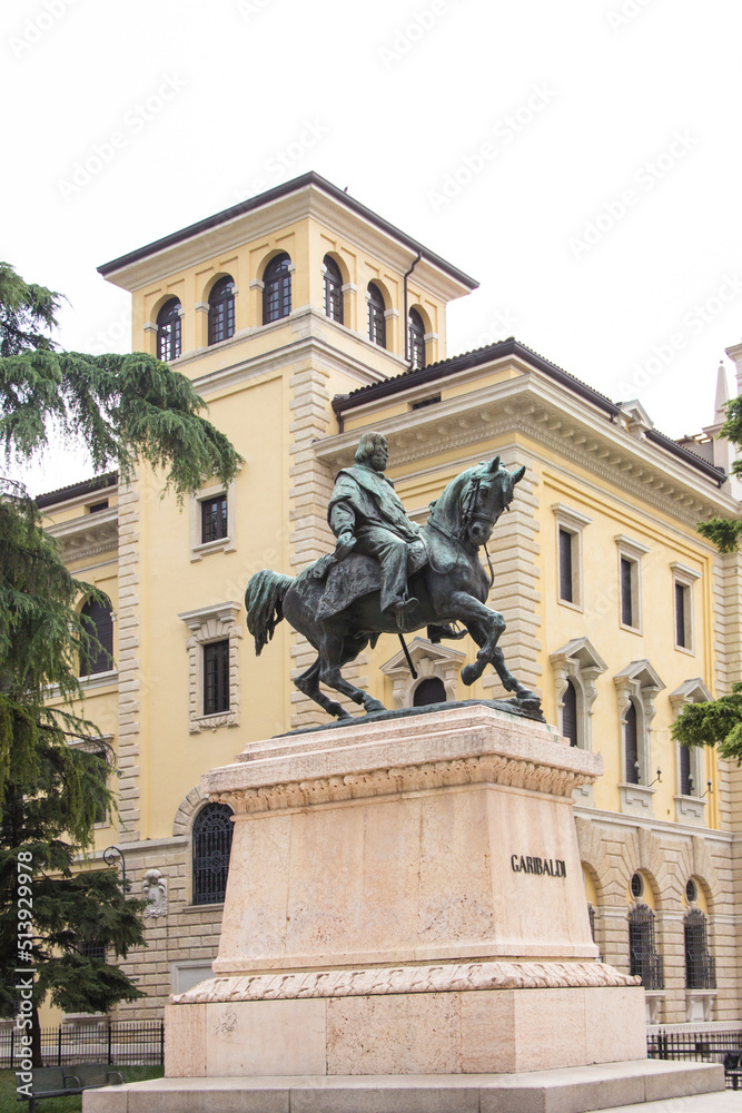 Obraz premium VERONA, ITALY - Statue of Garibaldi in Piazza Indipendenza, Verona, Italy