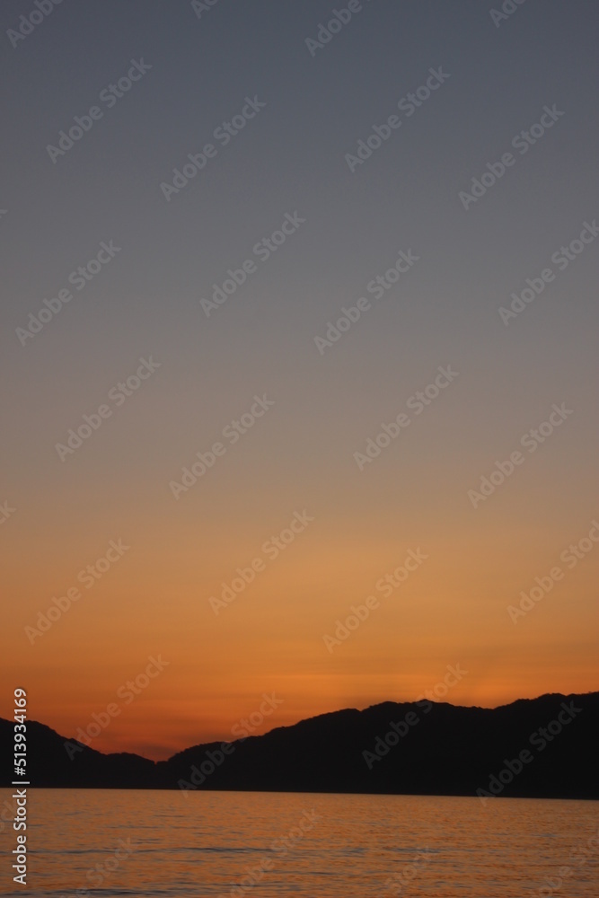 SDGs地球の神秘　色ずく空と海と！マジックアワー の夕日と輝くヒカリ！山口県