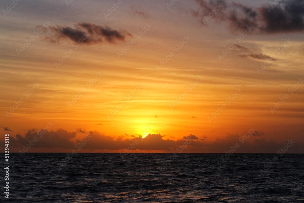 Sonnenuntergang mit Wolken auf Mauritius
