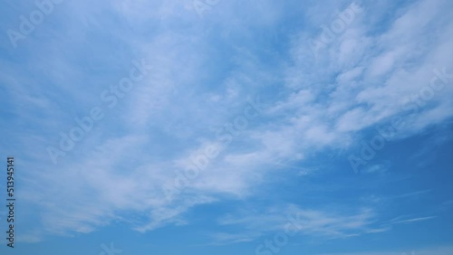 青空と白い雲のタイムラプス　4K UHD