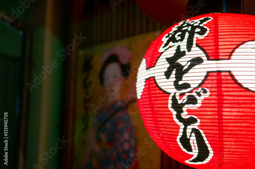 京都 祇園・花見小路の美しい提灯と舞妓さんのポスター