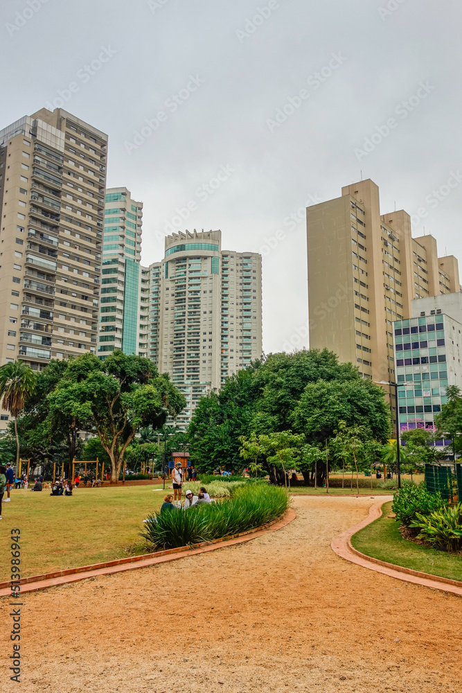 Obraz premium Sao Paulo, Brazil: people having leisure in Parque Augusta city park, at cloudy day 
