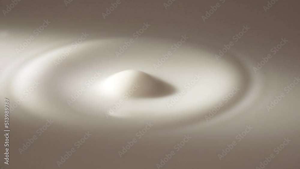 Milch tropft in Milch - Zeitlupe