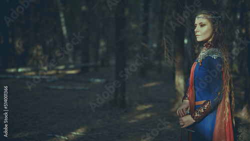 Foto medieval queen in forest